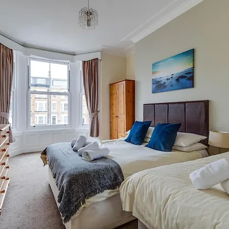 45 The Square סקארבורו